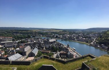 givet office de tourisme, la meuse qui traverse les deux rives de la ville de givet en ardenne